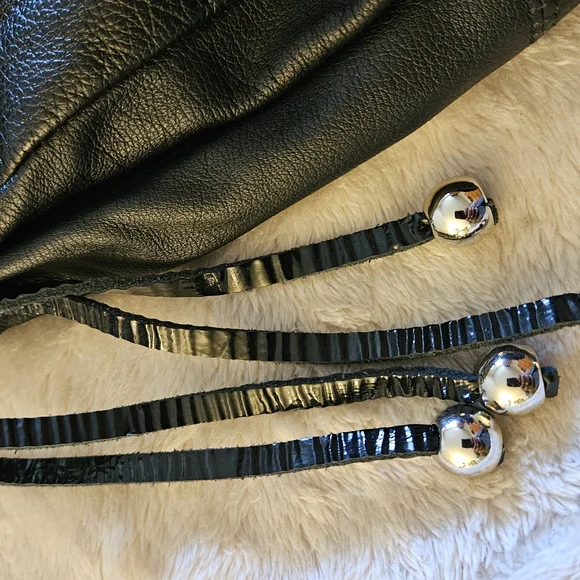 Elegant Black Leather Handbag - Picture 2 of 8